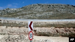 ایران و افغانستان بیش از ۹۰۰ کیلومتر مرز مشترک دارند که باور مقام‌های ایرانی، ساخت این دیوار مرزی روی بهبود امنیت منطقه تاثیر خواهد داشت.