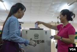 រូបឯកសារ៖ ប្រជាជន​កម្ពុជា ចូលរួម​បោះឆ្នោត​ជ្រើសរើស​ក្រុម​ប្រឹក្សា​ឃុំ-សង្កាត់​អណត្តិទី​៤, នៅខេត្ត​កណ្តាល​នៅថ្ងៃទី​០៤​ ខែ​មិថុនា​ ឆ្នាំ២០១៧។ (ខាន់​ សុគុំមនោ​/ VOA)