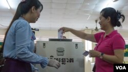 A Cambodian woman casts her ballot on commune elections day, Kandal province, Cambodia, June 04, 2017. (Khan Sokummono/VOA Khmer)