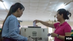 រូប​ឯកសារ៖ ប្រជាជន​កម្ពុជា​​ ចូលរួម​បោះឆ្នោត​ជ្រើសរើស​ក្រុម​ប្រឹក្សា​ឃុំ-សង្កាត់​អណត្តិទី​៤ នៅខេត្ត​កណ្តាល​នៅថ្ងៃទី​០៤​ ខែ​មិថុនា​ ឆ្នាំ២០១៧។ (ខាន់​ សុគុំមនោ​/វីអូអេ)