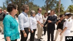 Le président français Emmanuel Macron lors d'une visite sur l'île de la Grande Glorieuse, située dans un archipel de l'océan Indien dont la souveraineté française est contestée par Madagascar, le 23 octobre 2019.