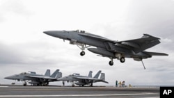 Dua pesawat F-18 Angkatan Laut AS tertembak jatuh di Laut Merah oleh "friendly fire", atau tembakan yang tidak sengaja dari militer Amerika sendiri (foto: dok). 