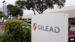Archivo - En esta foto del 9 de julio de 2015 se ve la sede de Gilead Sciences en Foster City, California, EE.UU.