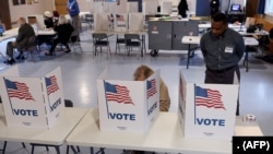 Les gens votent lors de la primaire du Super Tuesday à l'école élémentaire Belvedere le 3 mars 2020 à Falls Church, en Virginie. (Olivier DOULIERY /AFP)
