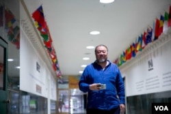 Popular Chinese artist and filmmaker Ai Weiwei at the Voice of America headquarters in Washington, D.C. (Photo: A. Li / VOA)