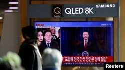 神隐三天的韩国总统尹锡悦星期六发表“对国民谈话”，为实施戒严道歉，但并未主动请辞。(路透社：2024年12月7日)