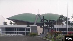 Anggota DPR secara berkala melakukan studi banding ke luar negeri.