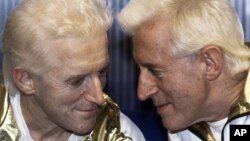 Mantan penyiar ternama BBC, mendiang Jimmy Savile (kanan) - yang dituduh melakukan pelecehan seksual terhadap anak-anak - bersama patung lilinnya di Museum Madame Tussaud, London (foto: dok).