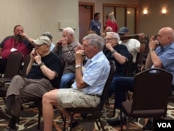 Jack Hopkins (2nd from left) jams with his buddies at the Virginia Harmonica Fest. (C/ Presutti/VOA)