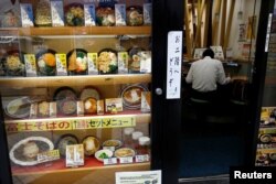 Restoran waralaba mi soba, Famed Fuji Soba, dengan contoh-contoh menu di Tokyo, Jepang, 26 September 2017. (Foto: Reuters)