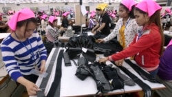 រូបឯកសារ៖ កម្មកររោងចក្រ​កម្ពុជា​បត់​សម្លៀកបំពាក់​ក្នុង​រោងចក្រ​មួយ ក្នុង​តំបន់​សេដ្ឋកិច្ច​ពិសេស​ នៅ​ជាយ​រាជធានី​ភ្នំពេញ កាល​ពី​ថ្ងៃ​ពុធ​ ទី​២៣ ខែសីហា ឆ្នាំ​២០១៧។ (AP Photo/Heng Sinith)