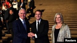 Predsjednik Francuske Emanuel Makron sa australijskim premijerom Malkomom Turnbulom i njegovom suprugom