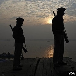 Polisi India berjaga-jaga dekat lokasi peledakan di Varanasi, India, di pinggir sunggai Gangga.