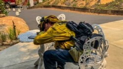 Yadda wani mai aikin kashe gobara ke hutawa bayan aiki