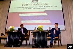 Rohana Nishanta Hettiarachchie (kiri), sekretaris jenderal Jaringan Asia untuk Pemilihan Bebas (ANFREL) menyaksikan Amael Vier, pengurus program Peningkatan Kapasitas (kanan), dalam konferensi pers untuk mengakhiri pemantauan pemilihan mereka di Bangkok.