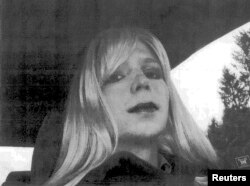 Prajurit Kelas Satu Bradley Manning berfoto diri dengan mengenakan pakaian dan dandanan ala perempuan. (Foto: Dok)