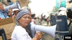 ក្រុមអ្នក​តវ៉ា​មក​ពី​សហគមន៍​ជម្លោះ​ដី​ធ្លី​បឹង​កក់​និង​បូរី​កីឡា​ស្រែក​ដាក់​ក្រុម​សន្តិសុខ​នៅ​មុខ​តុលាការ​រាជធានី​ភ្នំពេញ​នៅ​ថ្ងៃទី​០១​ខែ​ឧសភា​នេះ។ (ឡេង ឡែន/VOA)