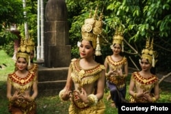 រូបភាពនៃការសម្តែងរបាំអប្សារា។ ការ​សម្តែងសិល្បៈគ្រប់បែបនិងទម្រង់ នឹងកើតមានឡើងនៅក្នុងមហោស្រពសិល្បៈដើម្បីសន្តិភាព ឬ Arts4Peace Festival ដែលរៀបចំឡើងដោយអង្គការសិល្បៈ​ខ្មែរ​អមតៈ ចាប់ពីថ្ងៃទី១៤ ដល់ថ្ងៃទី២៤ ខែវិច្ឆិកាខាងមុខនេះ។ (រូបថតដោយ៖ អង្គការសិល្បៈខ្មែរអមតៈ)