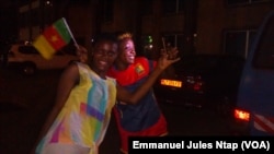 Pour ces deux jeunes camerounaises de Yaoundé, les pharaons d'Égypte ont été mangé dans la sauce par les lions indomptables du Cameroun, le 5 février 2017. (VOA/Emmanuel Jules Ntap)