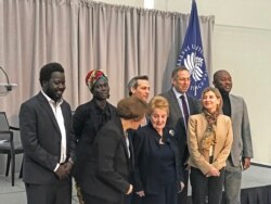 ក្រុម​វាគ្មិន​និង​អ្នក​សម្របសម្រួល រួម​ទាំង​លោក​ស្រី Madeleine Albright ​អតីត​រដ្ឋមន្ត្រី​ការបរទេស​សហរដ្ឋ​អាមេរិក (ជួរ​មុខ​កណ្តាល) ឈរ​ថតរូប​ជុំ​គ្នា​ក្រោយ​កិច្ច​ពិភាក្សា​ ​នៅ​រដ្ឋធានី​វ៉ាស៊ីនតោន​កាលពី​ថ្ងៃ​ទី​៧​ ខែ​មករា​ ឆ្នាំ​២០២០។ (សាយ មុន្នី/VOA)