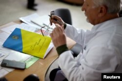 ექიმი ლეონიდ რემიგა, ოკუპაციის პირველი ორი თვის განმავლობაში, უკრაინის კანონმდებლობის მიხედვით მოქმედებდა. თუმცა, შემდეგ რუსული საოკუპაციო ძალების წარმომადგენლებმა დააკავეს და საავადმყოფოში მუშაობა აუკრძალეს.