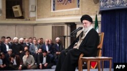 İranın ali lideri Ayətullah Əli Xamenei Tehranda universitet tələbələri ilə görüşərkən. 12 mart, 2025-ci il.