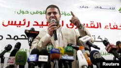 Osama Morsi, putera Presiden Mesir terguling Mohamed Morsi, mengadakan konferensi pers di Kairo hari Senin (22/7).
