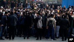 Hukumatga qarshi namoyish o'tkazayotgan talabalar, Tehron, Eron, 2020-yil, 14-yanvar