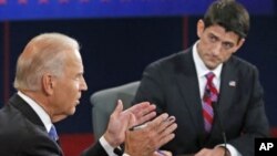 Wakil Presiden AS Joe Biden (kiri) dan kandidat wakil presiden Partai Republik Paul Ryan dalam debat di Centre College, Danville, Kentucky. (Foto: AP)