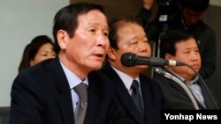 11일 서울 영등포구 중소기업회관에서 정기섭 개성공단기업협회장이 긴급 기자회견을 하고 있다.