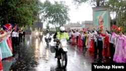 뉴질랜드인으로 구성된 '백두-한라 오토바이여행단'이 29일 개성에 도착했다고 조선중앙통신이 보도했다. '백두-한라 오토바이여행단'은 투자 전문가이자 오토바이 탐험가 개러스 모건(60) 박사를 단장으로 부인 등 모두 5명으로 이뤄졌다.