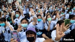 រូបឯកសារ៖ ក្រុមបាតុករថៃដែលគាំទ្រលទ្ធិប្រជាធិបតេយ្យនិងជាសិស្សនិស្សិត លើកម្រាមដៃបី តំណាងឲ្យការតស៊ូប្រឆាំងរបស់ពួកគេ នៅពេលពួកគេធ្វើបាតុកម្មនៅមុខរដ្ឋសភាថៃ នៅទីក្រុងបាងកក ថ្ងៃទី៥ ខែកញ្ញា ឆ្នាំ២០២០។