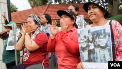 Land dispute victims from Beung Kak lake community protest in front of the Phnom Penh Court, in Cambodia, Wednesday, August 17, 2016. (Leng Len/VOA Khmer)