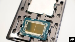FILE - Chip Intel pada pameran "AI Everywhere" di New York, 14 Desember 2023. (Seth Wenig/AP) 