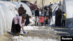 Suasana di sekitar tenda penampungan pengungsi di Bab al-Salam di Suriah dekat perbatasan Turki, 10 Januari 2013. (REUTERS/Abdalghne Karoof) Menurut pejabat kemanusiaan PBB, sedikitnya empat juta warga sipil Suriah membutuhkan bantuan terutama obat-obaan dan bantuan pangan (28/1).