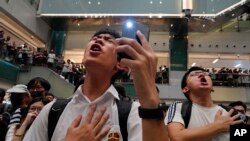 រូបឯកសារ៖ និស្សិតច្រៀង​ចម្រៀង​ដោយ​បាតុករក្នុង​ទីក្រុង​ហុងកុងកាលពីថ្ងៃទី​១១ កញ្ញា ឆ្នាំ២០១៩។