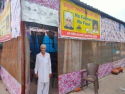Many of the farmers have camped on the highway for over eight months. (Anjana Pasricha/VOA)