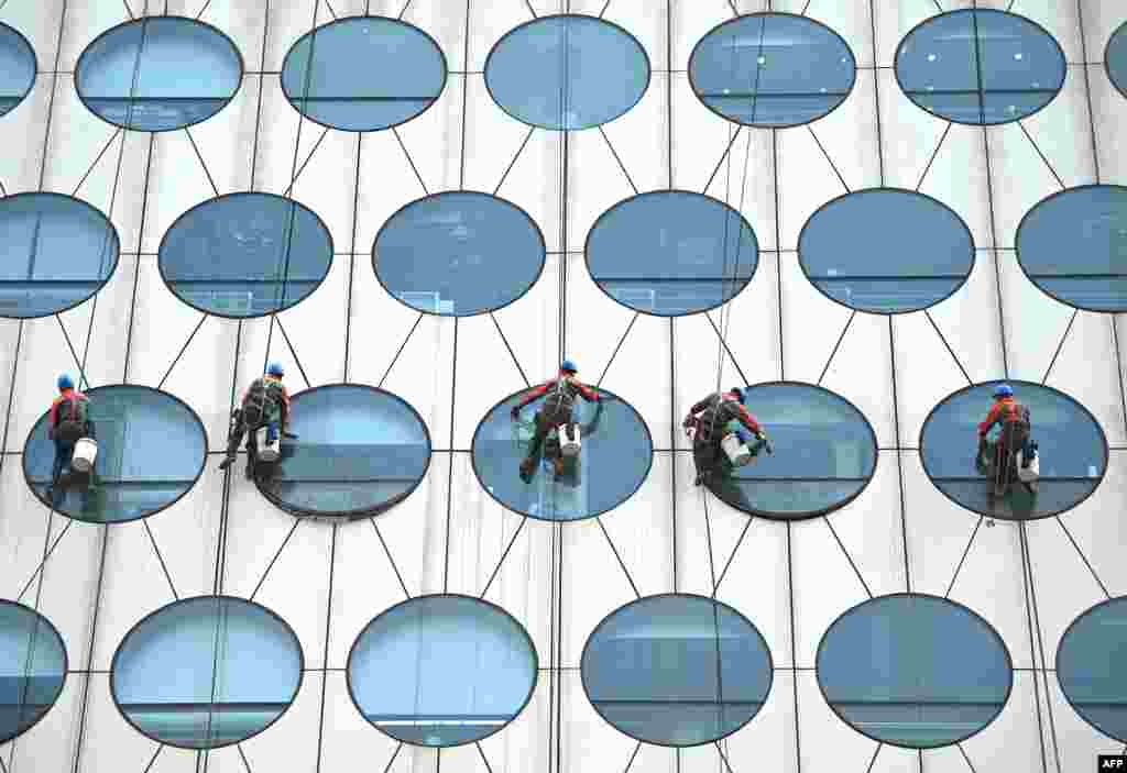 Derazalar yuvilmoqda. Pekin, Xitoy.