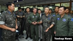 이왕근 한국 공군참모총장(앞줄 오른쪽 두번째)이 16일 오후 취임 후 처음으로 경기도 평택 공군작전사령부를 방문해 군사대비태세를 점검하고 있다.
