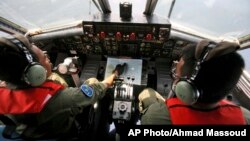 10일 말레이사 보잉 777 여객기 실종 지점 부근에서, 인도네시아 해군기가 수색 작업에 투입됐다.