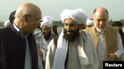 모하마드 하산 아쿤드(가운데) 아프가니스탄 탈레반 정부 총리 대행 (자료사진)