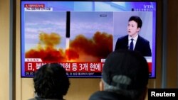 Warga Seoul menonton berita televisi yang menyiarkan laporan berita tentang penembakan rudal balistik Korea Utara di lepas pantai timurnya, Kamis 3 November 2022. 