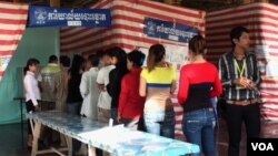 អ្នក​បោះឆ្នោត​​ឈរ​ចាំ​ដល់​វេន​របស់​ខ្លួន​ដើម្បី​បោះឆ្នោត​នៅ​ក្នុង​ការបោះឆ្នោត​ឃុំ-សង្កាត់។