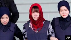 Vietnamese Doan Thi Huong is escorted by police as she leaves Shah Alam High Court in Shah Alam, Malaysia, March 14, 2019. Malaysia's attorney general ordered the murder case to proceed against the Vietnamese woman accused in the killing of the Kim Jong Nam.