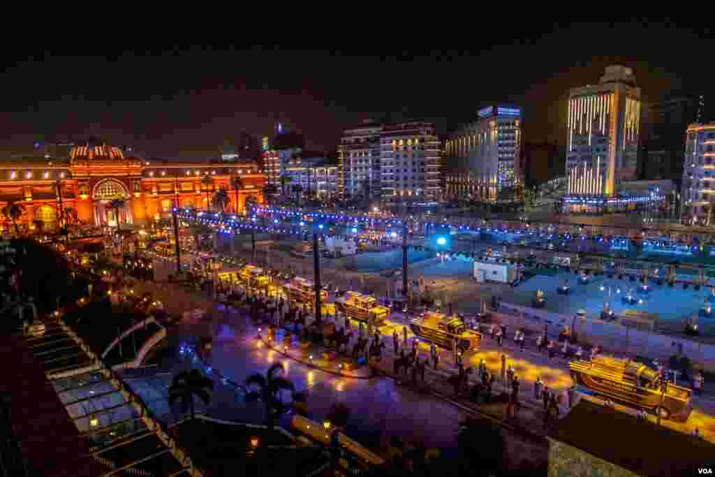 The convoy carried the mummified remains of 18 kings and 4 queens to their new resting place in chronological order of their reigns, April 3, 2021. (Hamada Elrasam/VOA)