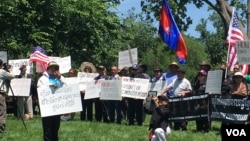 បាតុករ​មក​ពី​រដ្ឋ​ជាច្រើន​ក្នុង​សហរដ្ឋ​អាមេរិក កំពុង​តែ​ជួបជុំ​គ្នា​តវ៉ា​នៅ​ខាងមុខ​រដ្ឋ​សភា​សហរដ្ឋ​អាមេរិក​ដើម្បី​សុំ​ឱ្យ​មាន​​​អន្តរាគមន៍​បញ្ឈប់​ការ​រំលោភសិទ្ធិ​មនុស្ស​នានា​ក្នុង​ប្រទេស​កម្ពុជា នៅរដ្ឋ​ធានី​វ៉ាស៊ីនតោន​ កាលពី​ថ្ងៃសុក្រ ទី១០ ខែមិថុនា ឆ្នាំ២០១៦