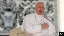 Paus Fransiskus memberikan khotbah umum mingguan di Vatikan, Rabu (8/5).
