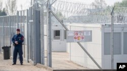Polisi perbatasan Hongaria siaga di dekat perbatasan Serbia di Tompa, Hongaria (6/4). 