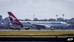 ພະນັກງານກວດກາທາງແລ່ນຂອງເຮືອບິນ ໃນຂະນະທີ່ເຮືອບິນ Qantas ກຽມບິນຂຶ້ນ ຢູ່ສະໜາມບິນສາກົນ ຊິດນີ, ອອສເຕຣເລຍ, 8 ພະຈິກ 2024.