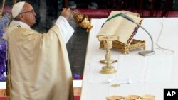 Le pape François célèbre Pâques lors d'une messe au Vatican, le 16 avril 2017.